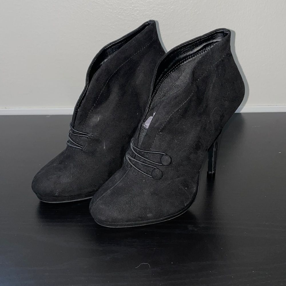 Apt. 9 Black Faux Suede Leather Women's Ankle Booties With Button Accent Sz 8.5